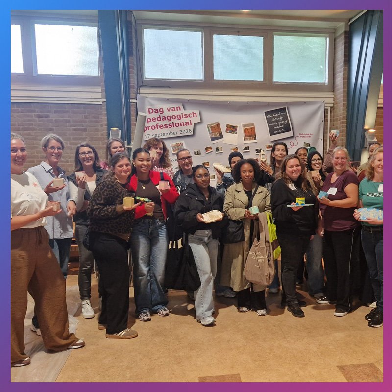 Groep deelnemers poseert met hun zelfgemaakte eco-composiet creaties